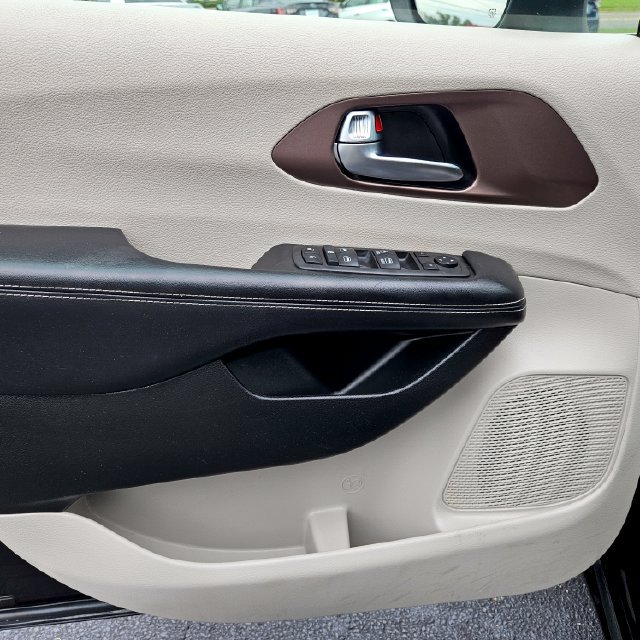 Used 2022 Chrysler Voyager LX FWD image 13