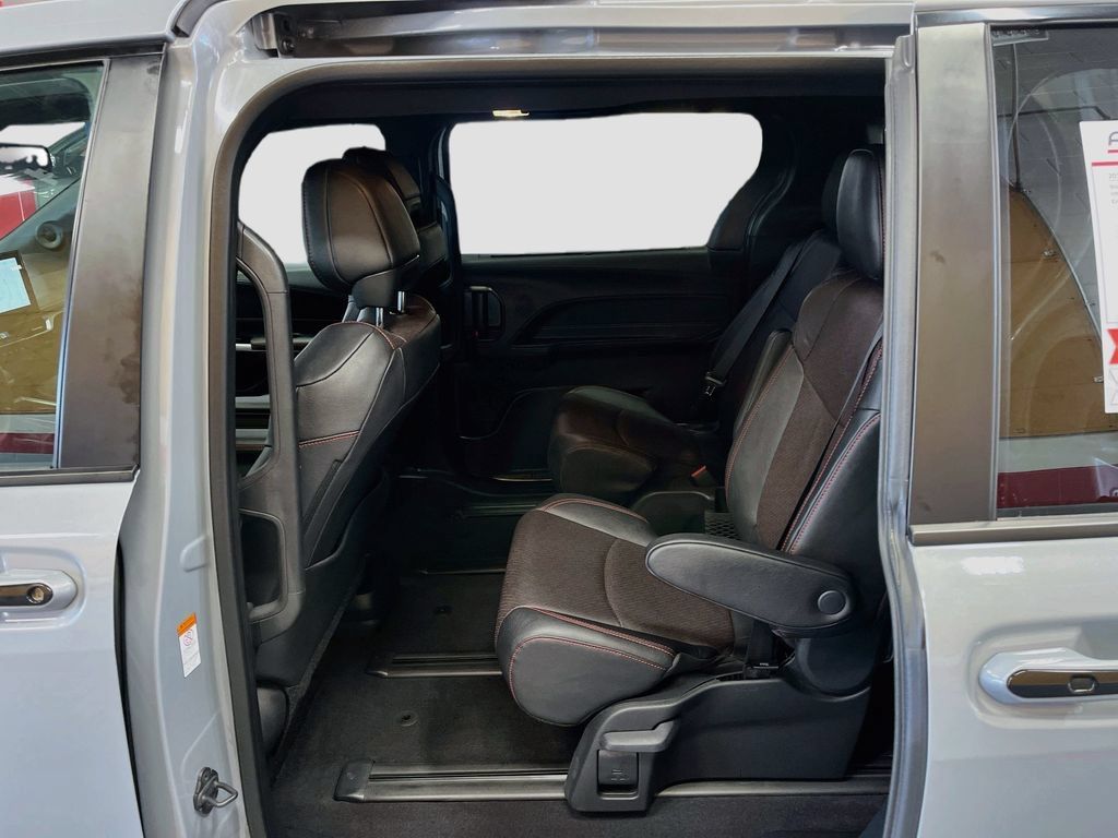 Used 2025 Toyota Sienna XSE w/ XSE Premium Package FWD image 26
