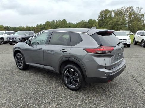 Used 2024 Nissan Rogue SV image 3