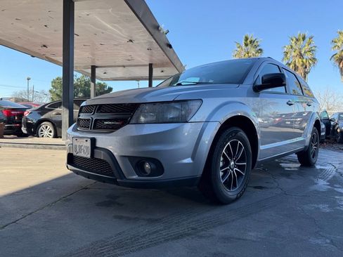 Used 2019 Dodge Journey SE image 2