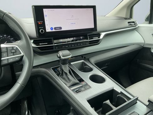 Used 2025 Toyota Sienna XLE FWD image 12