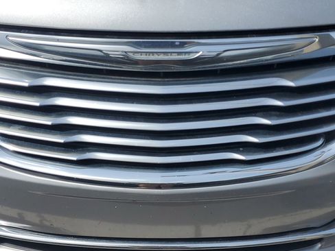 Used 2016 Chrysler Town & Country Touring image 3