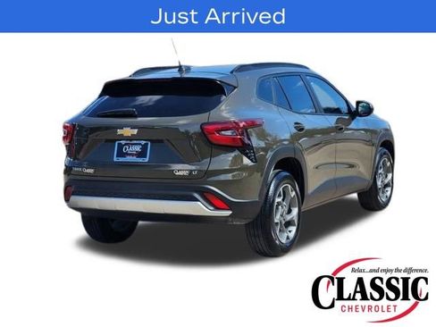 Used 2024 Chevrolet Trax LT w/ Sunroof Package image 22