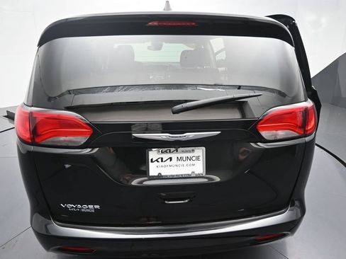Used 2023 Chrysler Voyager LX FWD image 9