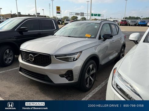 Used 2023 Volvo XC40 B4 Ultimate FWD image 2