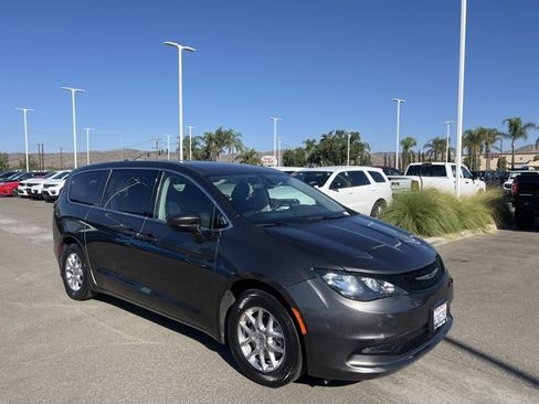 Used 2022 Chrysler Voyager LX image 2