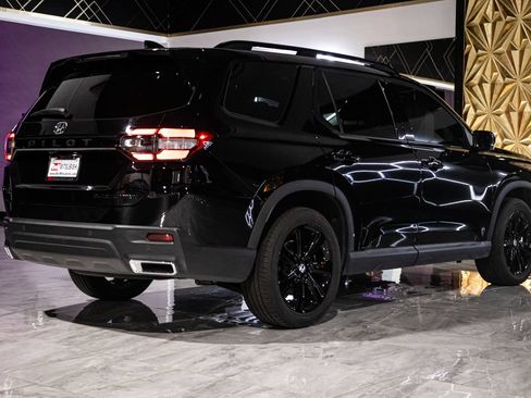 Used 2025 Honda Pilot Black Edition image 7