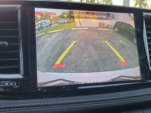 Used 2024 Chrysler Pacifica Limited FWD image 24