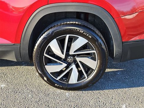 Certified 2025 Volkswagen Atlas SE image 8