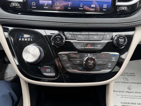 Used 2023 Chrysler Pacifica Limited image 18