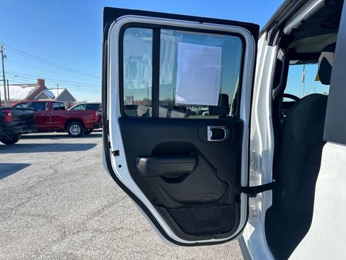 Used 2023 Jeep Gladiator Rubicon AWD/4WD image 9