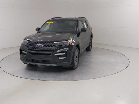 Certified 2024 Ford Explorer XLT w/ Equipment Group 202A AWD/4WD image 9