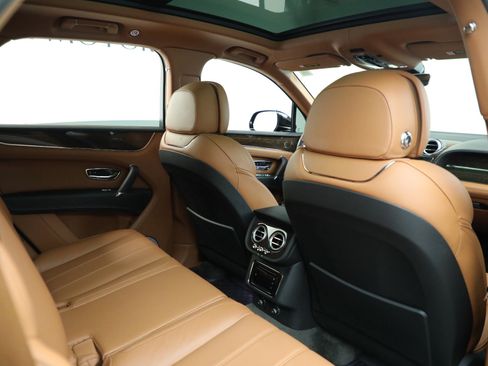 Certified 2018 Bentley Bentayga Onyx Edition image 27