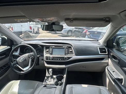 Used 2019 Toyota Highlander XLE AWD/4WD image 24