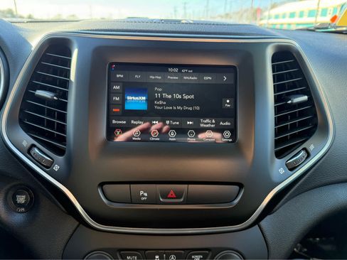 Used 2019 Jeep Cherokee Latitude Plus image 16