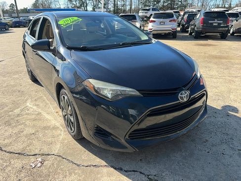 Used 2018 Toyota Corolla LE image 3