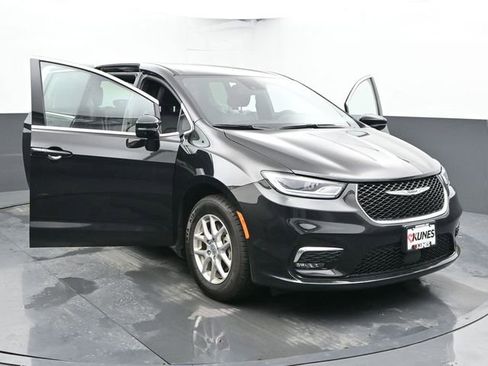 Used 2025 Chrysler Pacifica Select image 52