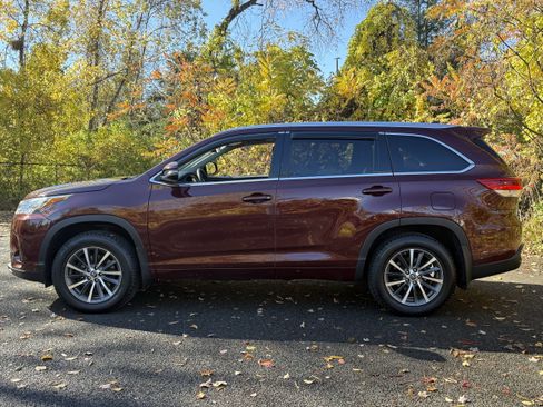 Used 2017 Toyota Highlander XLE image 9