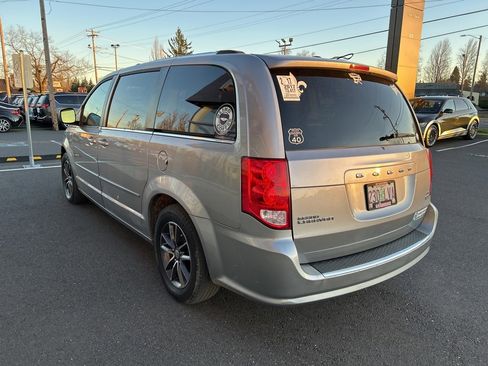 Used 2017 Dodge Grand Caravan SXT image 5