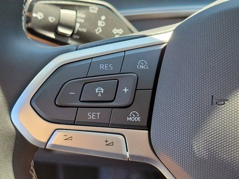 Certified 2025 Volkswagen Tiguan SE image 24