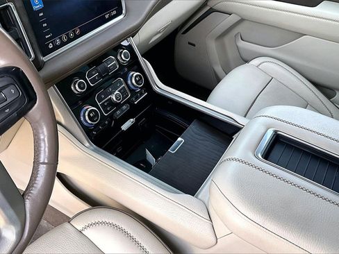 Used 2021 GMC Yukon Denali w/ Denali Premium Package image 15