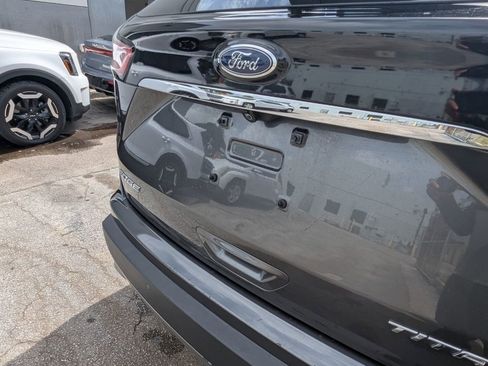 Used 2020 Ford Edge Titanium FWD image 10