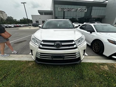 Used 2017 Toyota Highlander XLE AWD/4WD image 2