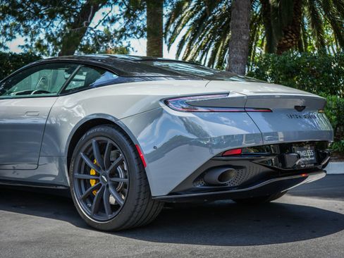 Used 2022 Aston Martin DB11 Coupe RWD image 10