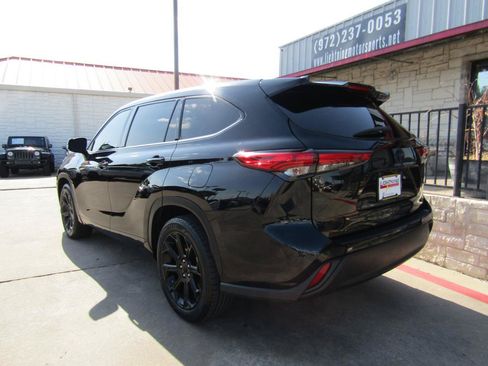 Used 2022 Toyota Highlander L FWD image 3