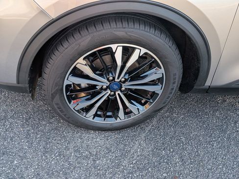 Used 2022 Ford Escape SE w/ SE Sport Appearance Package image 12