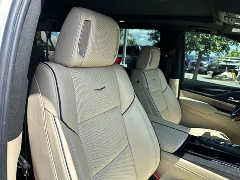 Used 2023 Cadillac Escalade ESV Premium Luxury w/ Performance Package AWD/4WD image 38