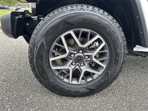 Used 2024 Jeep Wrangler Sahara image 11