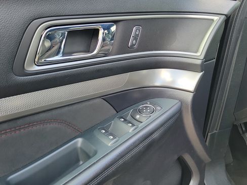 Used 2019 Ford Explorer XLT w/ Equipment Group 202A FWD image 21