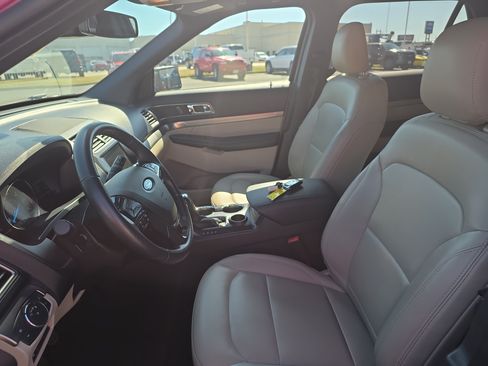 Used 2019 Ford Explorer XLT w/ Equipment Group 202A FWD image 12