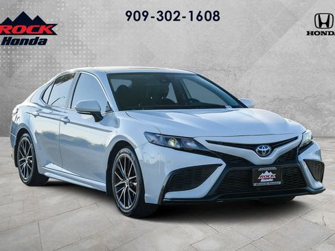 Used 2023 Toyota Camry SE image 3