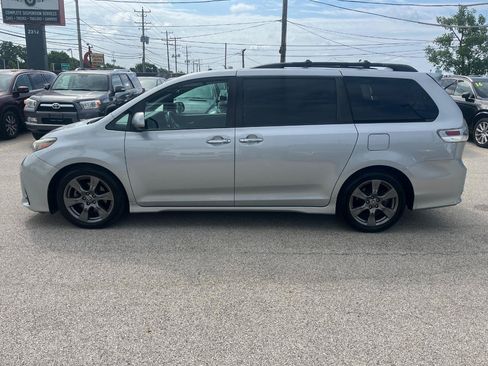 Used 2019 Toyota Sienna SE w/ SE Preferred Package FWD image 2
