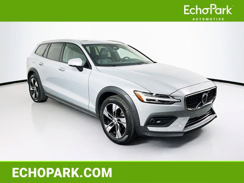 Used 2025 Volvo V60 B5 Cross Country Plus image 1