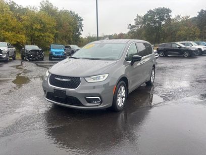 Used 2025 Chrysler Pacifica Select