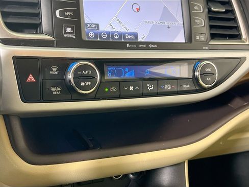 Used 2018 Toyota Highlander Limited Platinum image 16