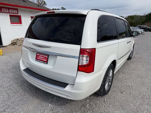 Used 2013 Chrysler Town & Country Touring-L w/ Driver Convenience Group FWD image 3