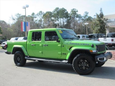 Used 2025 Jeep Gladiator Sport image 2