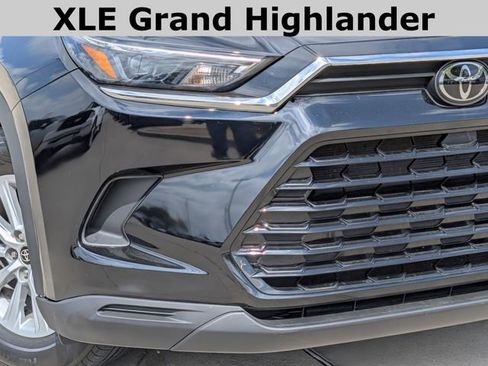 Used 2025 Toyota Grand Highlander AWD image 3