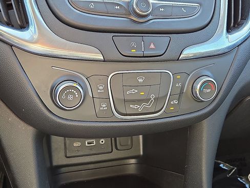 Used 2022 Chevrolet Equinox LT FWD image 29