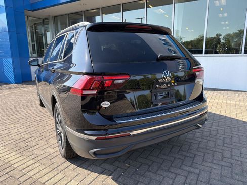 Used 2024 Volkswagen Tiguan SE FWD image 3