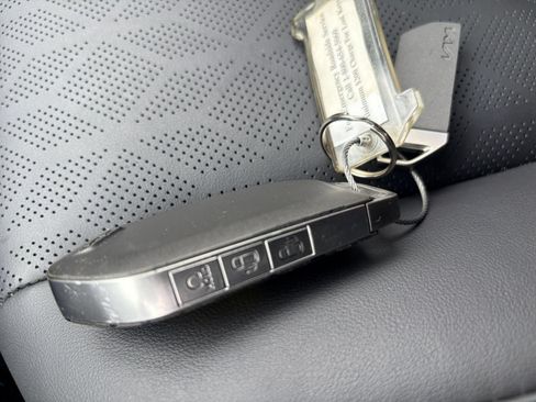 Used 2026 Kia Carnival FWD image 22