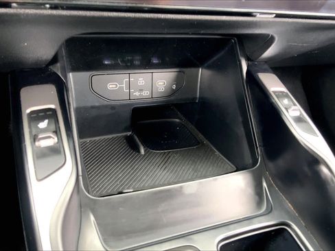 Used 2024 Kia Sorento S image 32