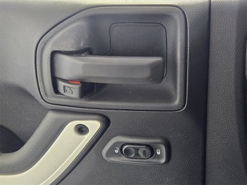 Used 2015 Jeep Wrangler Unlimited Sahara image 21