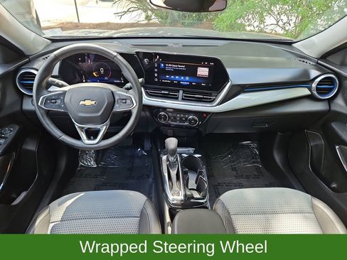 Used 2025 Chevrolet Trax LT w/ LT Convenience Package FWD image 9