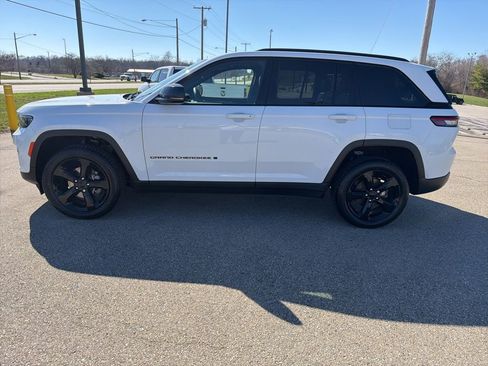 Used 2023 Jeep Grand Cherokee Altitude image 4