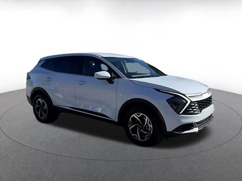 Used 2025 Kia Sportage LX image 2